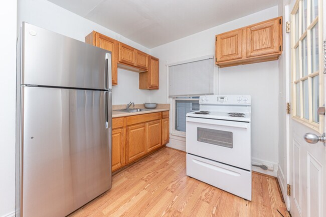 Building Photo - 808 E Ann St