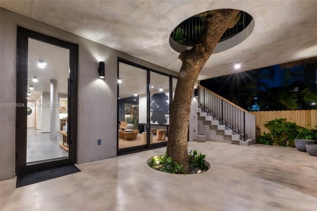 Building Photo - 1000 NW 9th Ct