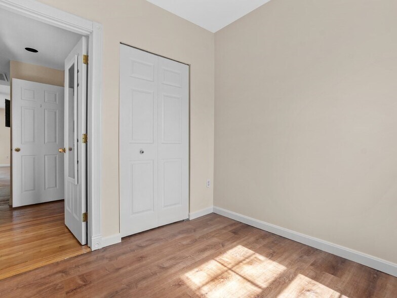 Building Photo - 18 Monument Sq