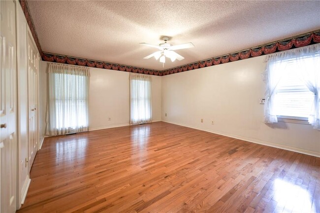 Building Photo - 1812 Lake Lucerne Dr SW