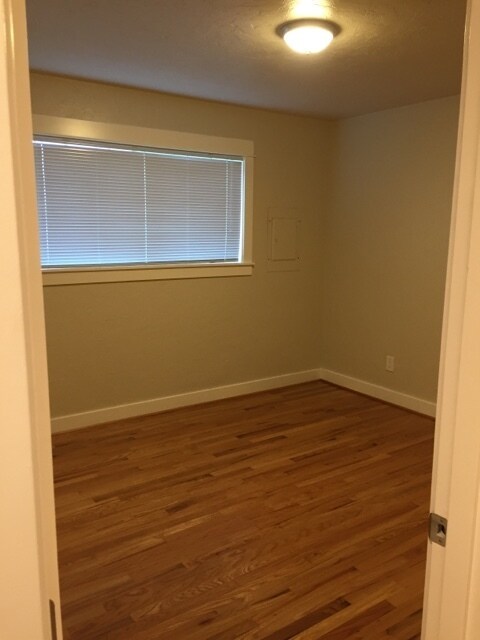 Building Photo - Modern Remodel 2br 1000sqft Private/End un...