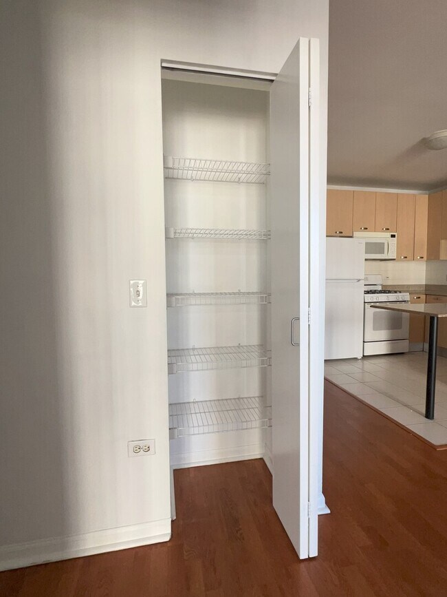 Building Photo - 635 N Dearborn St