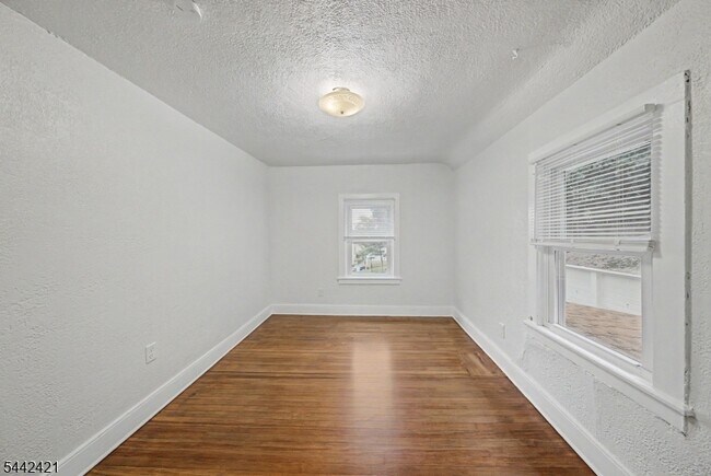 Building Photo - 242 W Hanover Ave