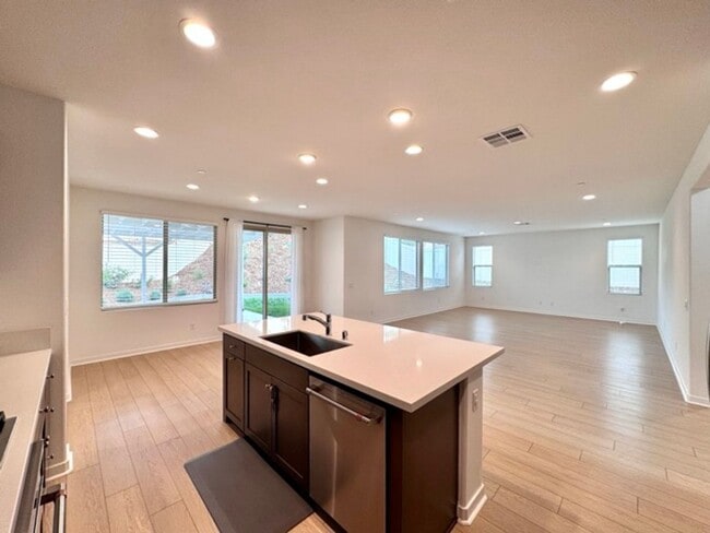 Building Photo - Spacious 4 Bedroom Home for Lease in Winch...