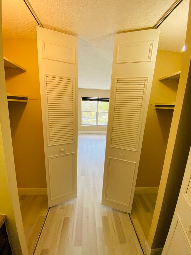 Building Photo - 3660 Inverrary Dr