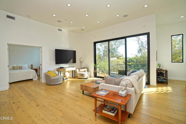 Building Photo - 6565 Pickwick St