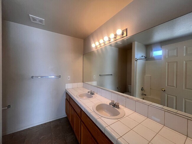 Building Photo - Cute 3 bedroom home Located in Donner Trails