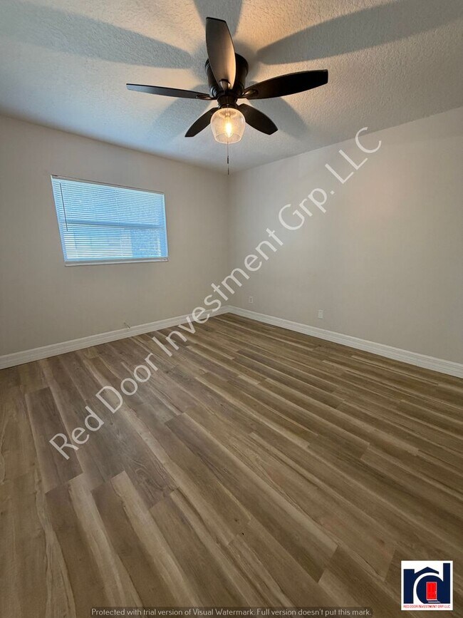 Building Photo - Renovated Spacious 2/2~w/All-in One Washer/Dryer & New AC~Deland