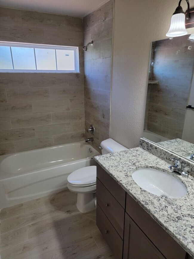 Building Photo - BRAND NEW 3/2 Townhome in Lakeside!!!!