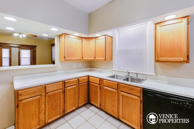Building Photo - 4 Bedroom on OSU Campus