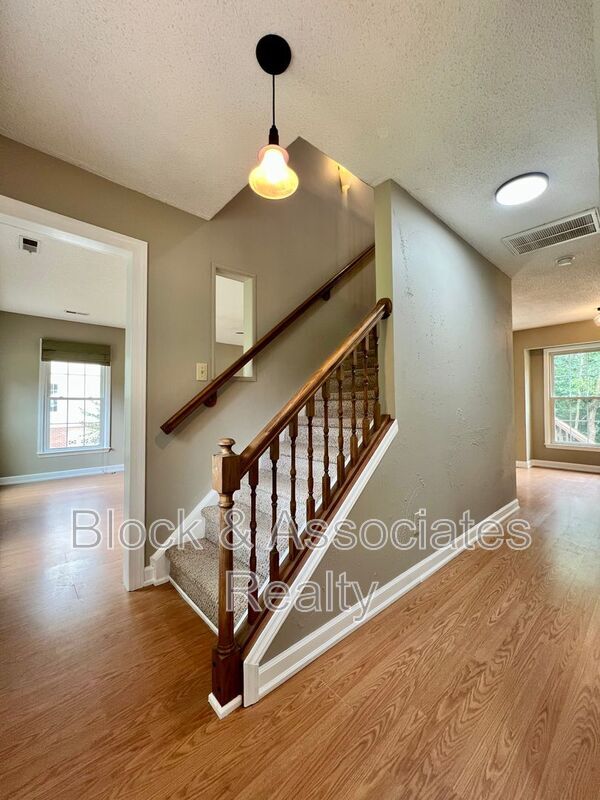 Building Photo - 1613 Round Hill Cir