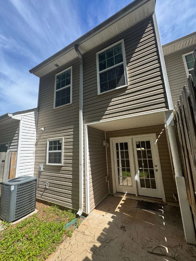 Building Photo - Built in 2004, this two-story townhouse in the Wellington Walk community offers 1,205 square feet...