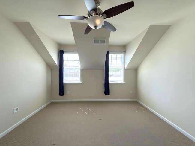 Building Photo - 3 Bedroom, 2.5 Bath, Loft, 2-Car Garage Ho...
