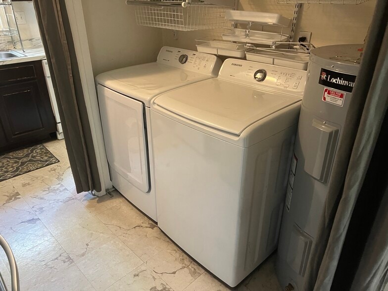Washer & dryer - 11407 Deham Dr