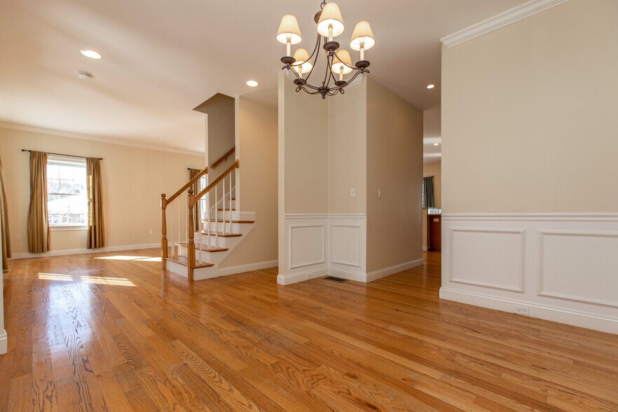 Building Photo - 8 Summer Hill Cir