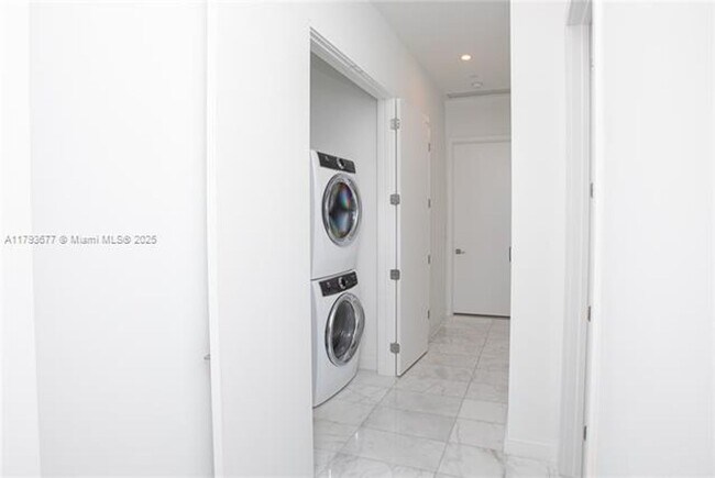 Building Photo - 2821 S Bayshore Dr