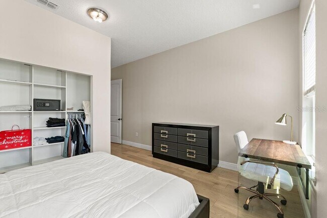 Building Photo - 9586 Meadow Hunt Way