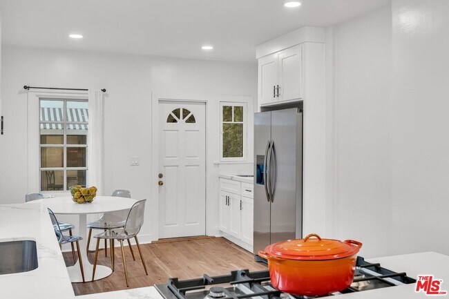 Building Photo - 653 N W Knoll Dr