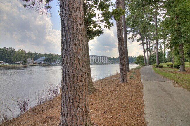 Building Photo - 682 Riverwalk Dr