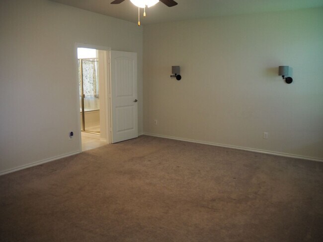 Building Photo - 812 Dove Cv