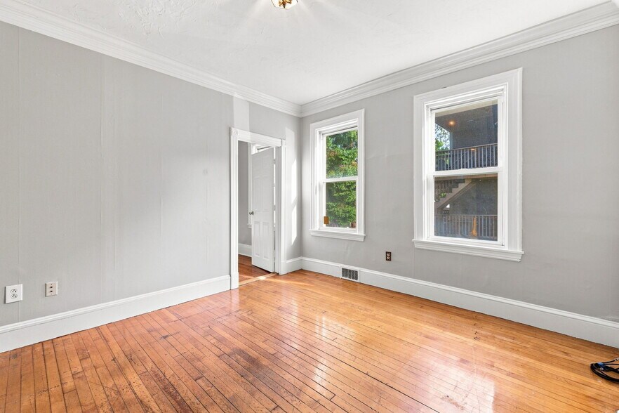 Building Photo - 147 Murdock St