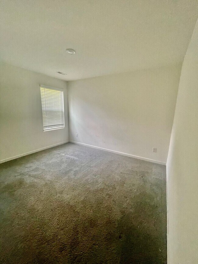Building Photo - Welcome to this stunning 5-bedroom, 2-bath...