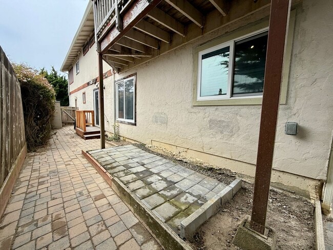 Building Photo - Coastal Living at its Finest (In-Law Suite...