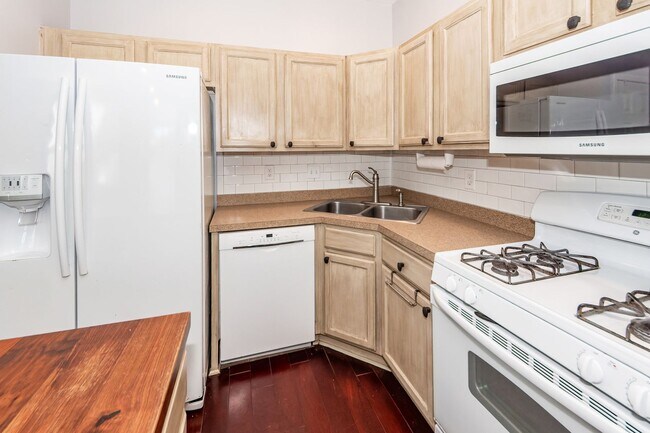 Building Photo - 3 Bedroom, 2.5 Bathroom Townhome in Oak Terrace Preserve - Park Circle