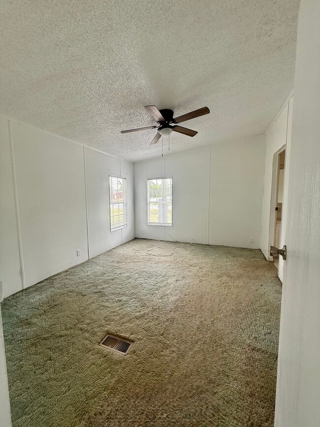 Building Photo - 3 Bed 2 Bath Mobile Home Under Renovations