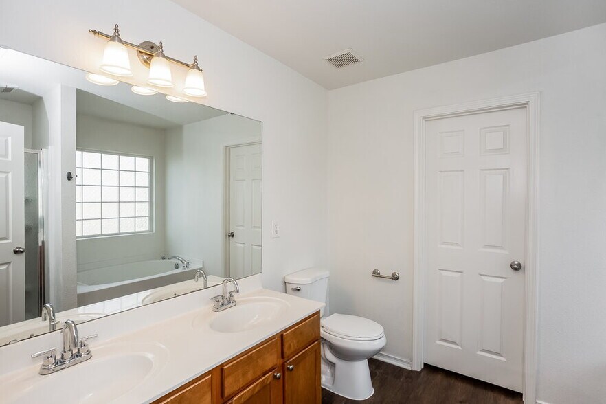 Building Photo - 910 Willow Wind Dr