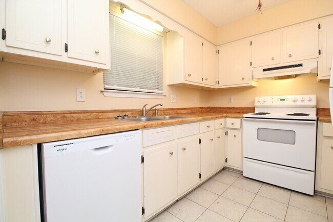Building Photo - 2BR Home with Fireplace, Fenced Yard, and ...