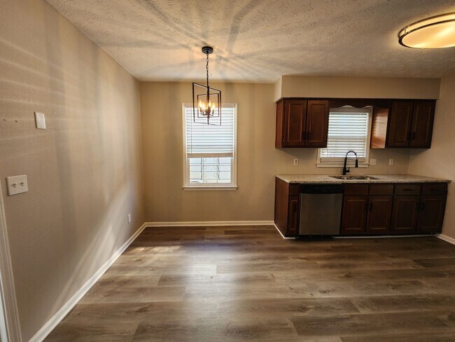 Building Photo - 4 Bedroom Large Backyard