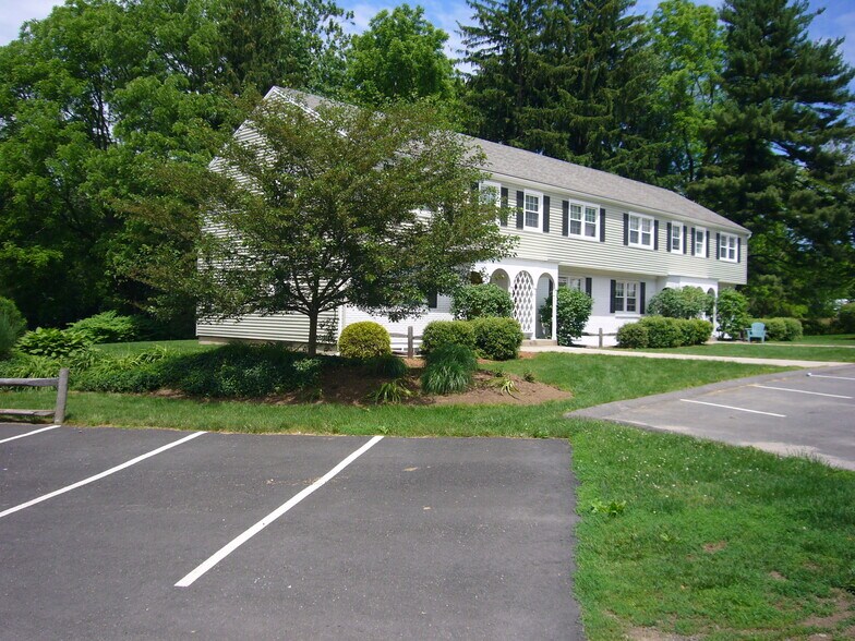 Building Photo - 20 Hobart Ln