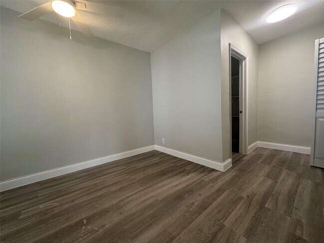 Building Photo - 828 NE 17th Ave