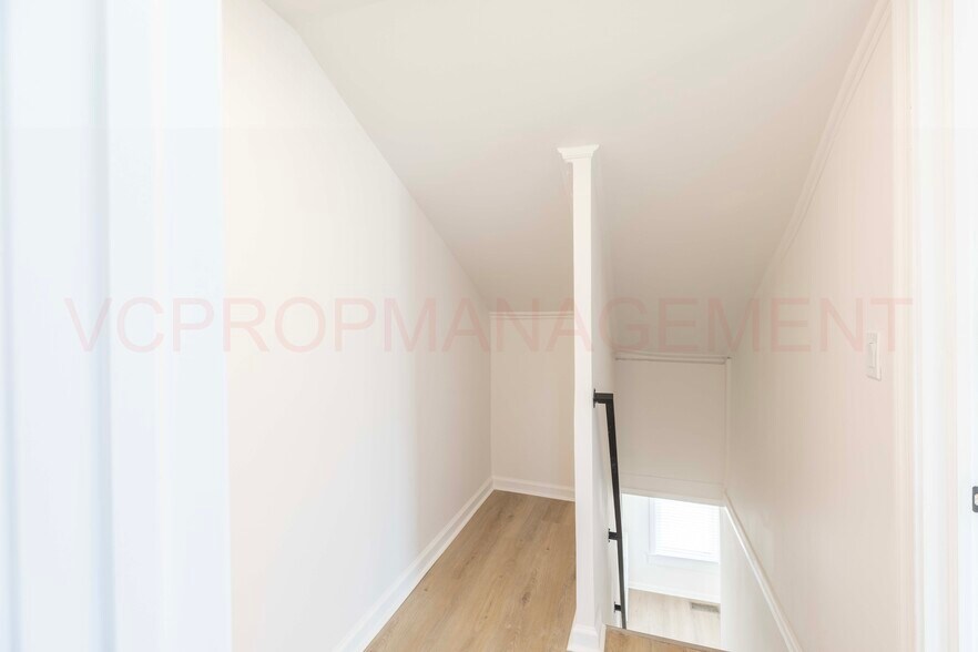 Building Photo - 230 Carre Ave