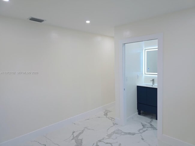 Building Photo - 891 W 53rd St