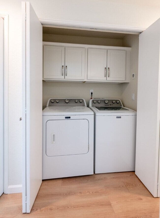 Building Photo - 2bd/1.75ba Kirkland Condo