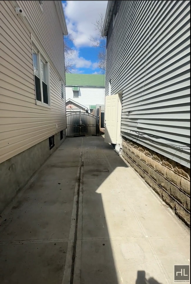 Building Photo - 3Bed/ 2Bath Jamaica, NY (Basement Included)