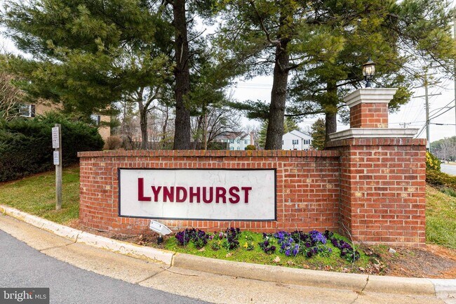 Building Photo - 3945 Lyndhurst Dr