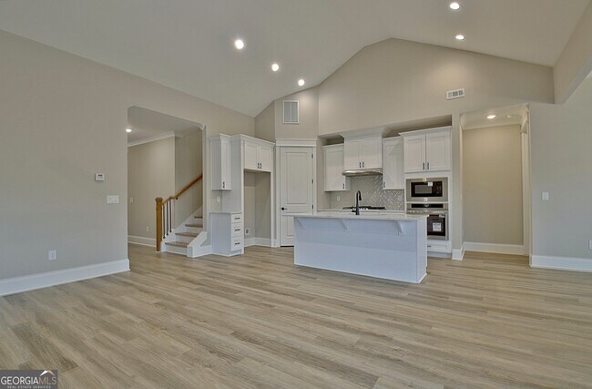 Building Photo - 190 Redhaven Dr