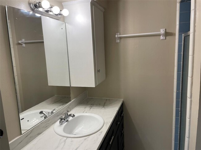 Building Photo - 3727 Woodvalley Dr