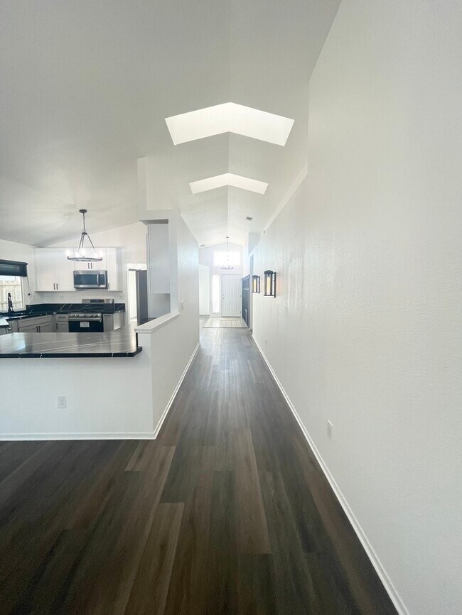 Building Photo - Stunning newly remodeled 3 bedroom 2 bathroom home!