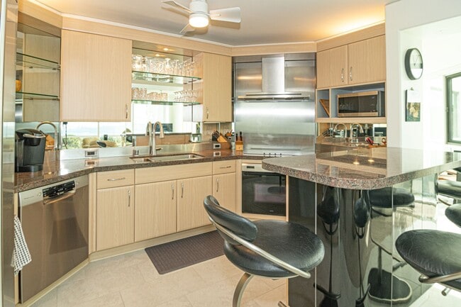 Building Photo - Fully Furnished and Spacious 2 Bedroom 2 Bath - GREAT LOCATION!