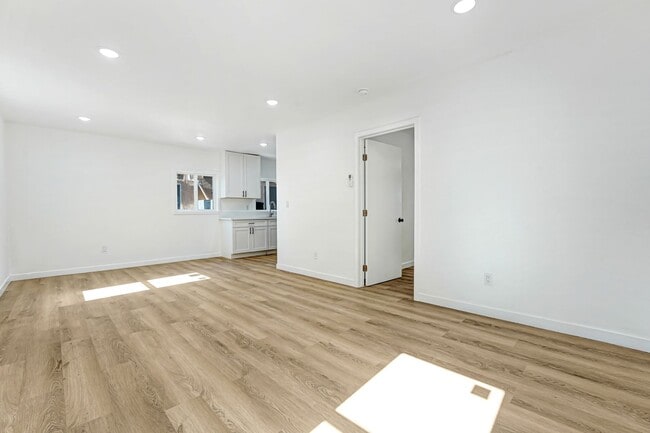 Building Photo - 1142 Mariposa Ave