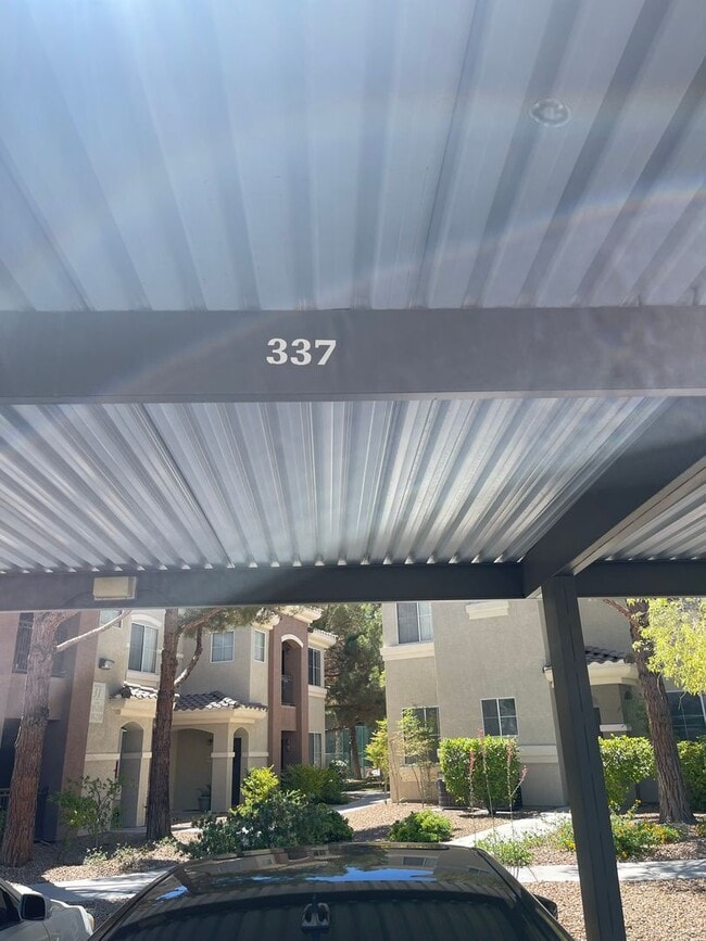 Building Photo - First Floor Condo Unit in Gated Community!