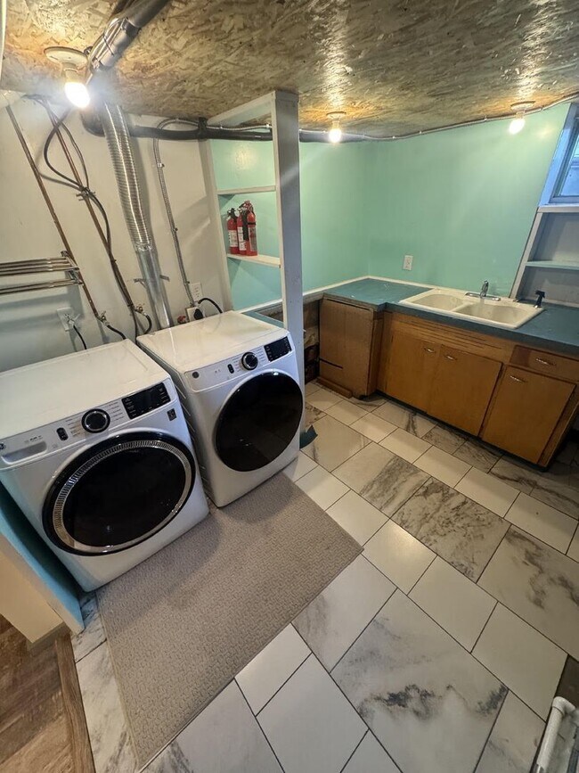 Building Photo - Spacious 3 Bed 2 Bath in the heart of Littleton