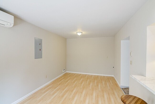 Building Photo - 4 bed/ 2 bath house on 145th St!
