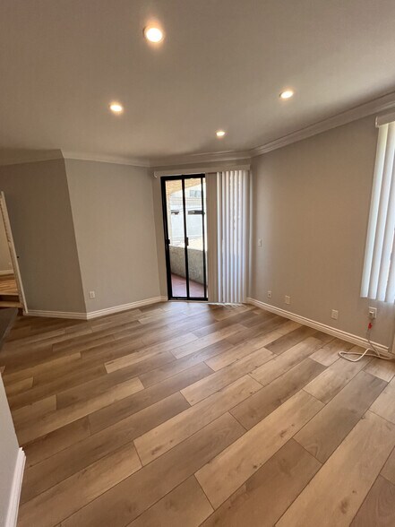 Building Photo - 2107 N Beachwood Dr