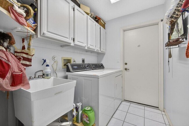 Building Photo - 1940 S Club Dr