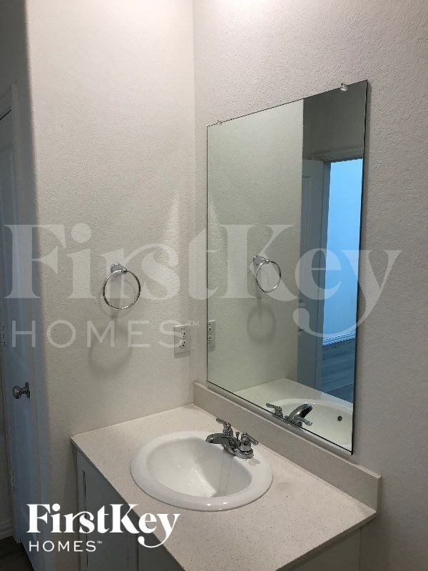 Building Photo - 2512 Northcote Dr